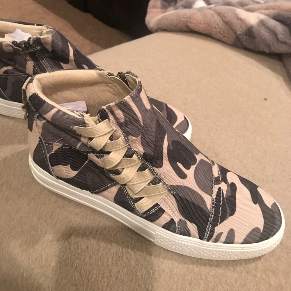 BRAND NEW side zipper Camo sneakers